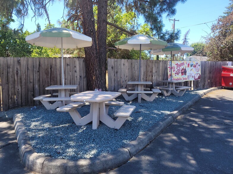 More Photos Of 1605 W Main St, Medford Fast Food For Sale