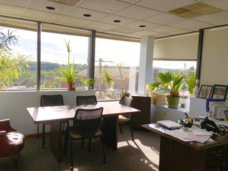 More Photos Of 1650 Elm St, Manchester Medical For Sale