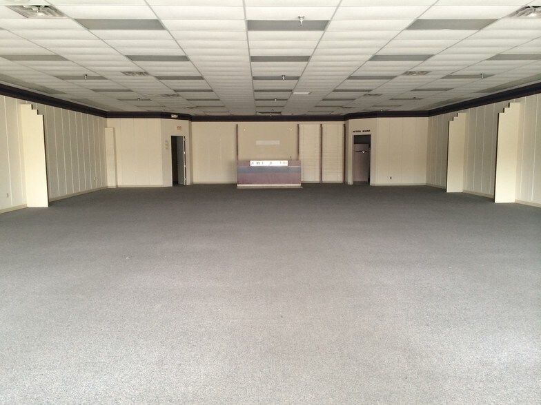 More Photos Of 1317 Elm St, Hampton Supermarket For Lease