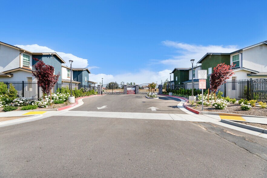 More Photos Of 5860 W Santa Ana Ave, Fresno Apartments For Sale