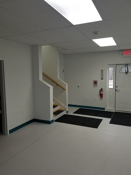 More Photos Of 2302 Gar Hwy, Swansea Storefront Retail Office For Lease