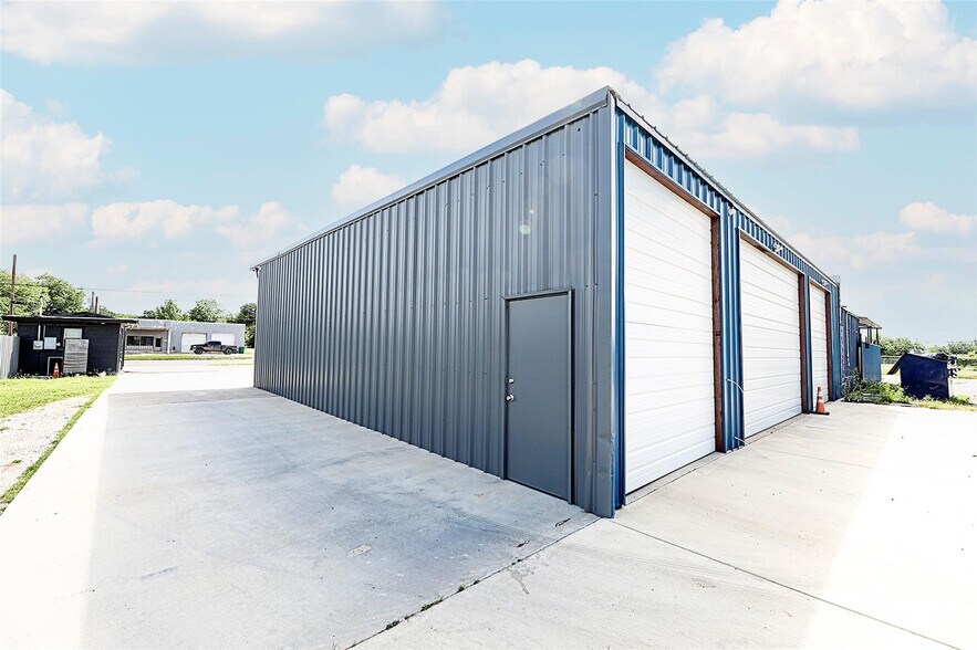 More Photos Of 406 W Wise St, Bowie Industrial For Sale