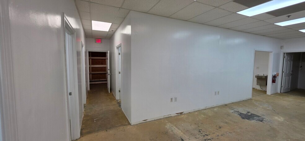More Photos Of 7810 Kingspointe Pky, Orlando Warehouse For Lease