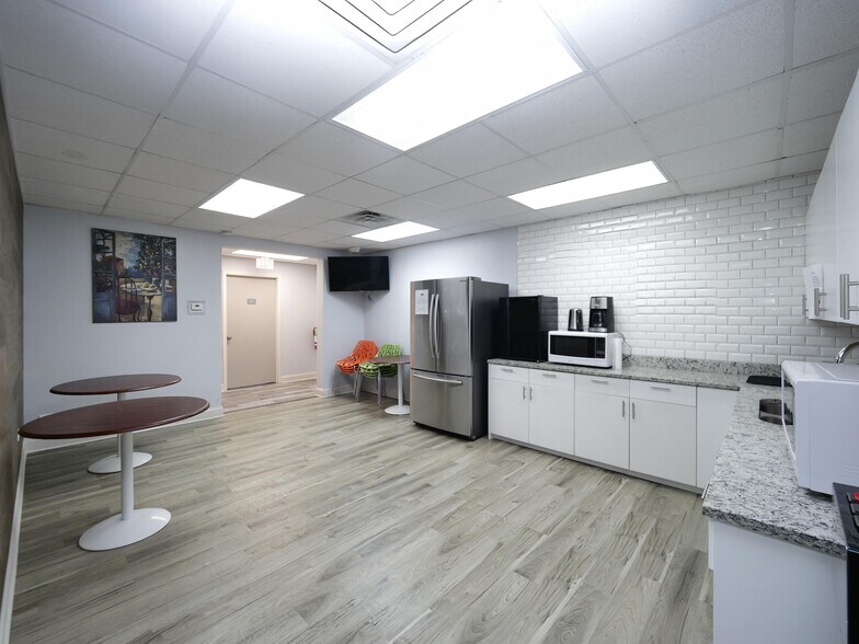 More Photos Of 7300 N Cicero Ave, Lincolnwood Loft Creative Space For Sale
