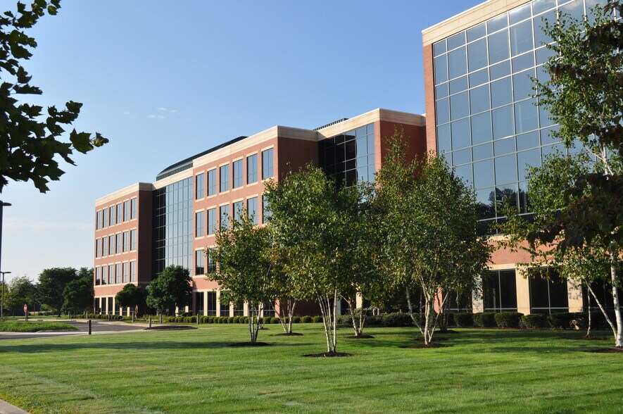 More Photos Of 1 Griffin Rd N, Windsor Office For Sale