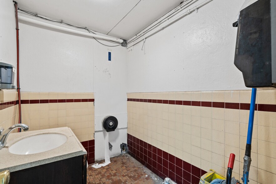 More Photos Of 1211 E Lewis St, Pasco Convenience Store For Sale