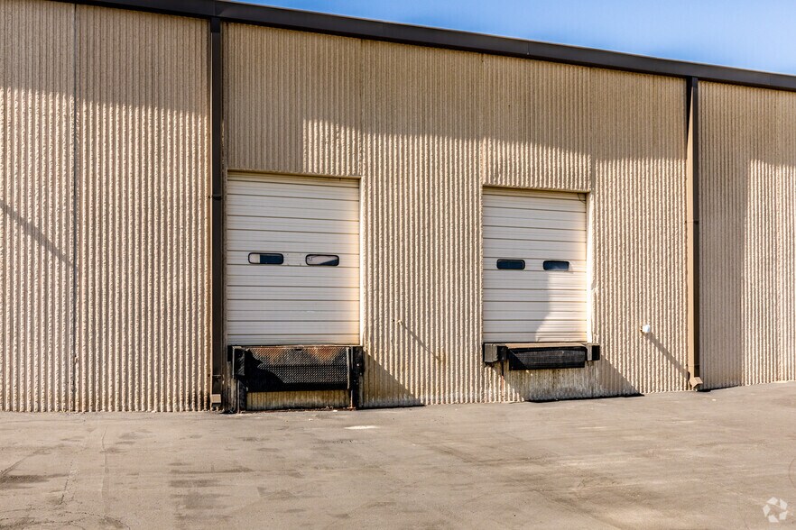 More Photos Of 1211 W Cambridge Circle Dr, Kansas City Warehouse For Lease