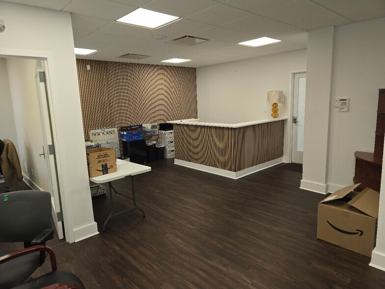 More Photos Of 19 Orchard St, Manhasset Office For Lease