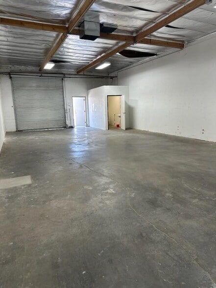 More Photos Of 6900 Deering Ave, Canoga Park Service For Lease
