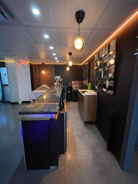 More Photos Of 3858-3870 Notre-Dame, Laval Office For Sale