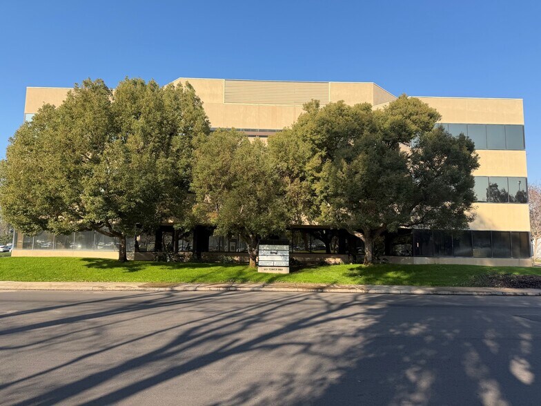 More Photos Of 901 Tower Way, Bakersfield Loft Creative Space For Sale