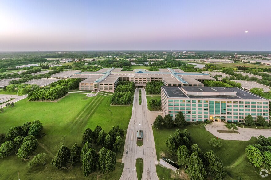 More Photos Of 2000 Center Dr, Hoffman Estates Office For Lease