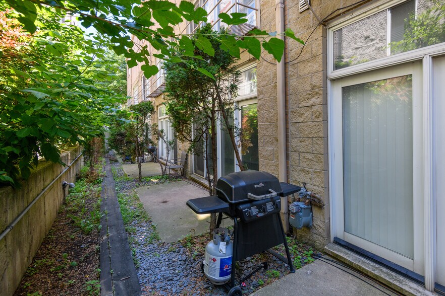 More Photos Of 1500 W Altgeld St, Chicago Apartments For Sale