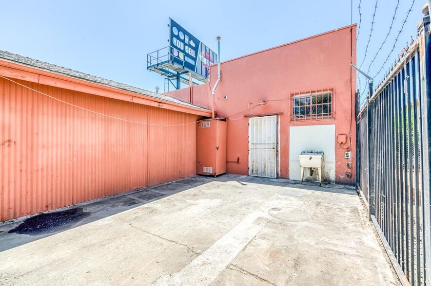 More Photos Of 2403-2405 E Clinton Ave, Fresno General Retail For Sale