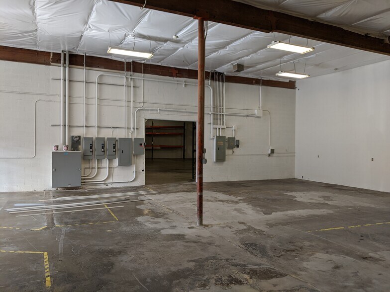 More Photos Of 3317-3325 NW Yeon Ave, Portland Warehouse For Lease