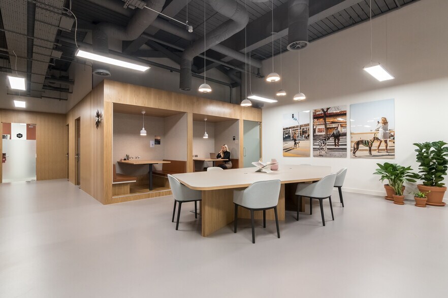 More Photos Of 3 Minster Ct, London Office For Lease