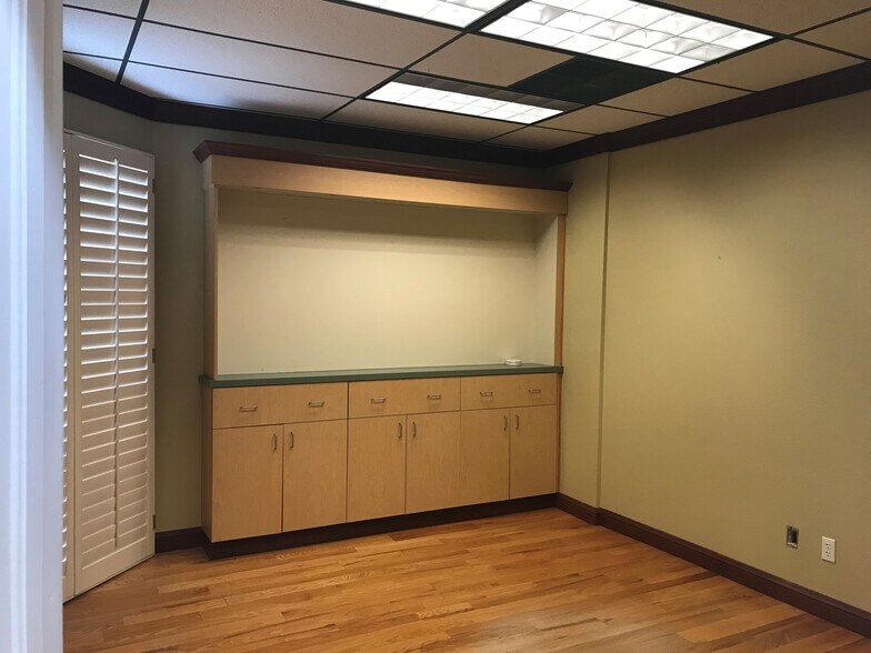 More Photos Of 1501 W Campus Dr, Littleton Flex For Sale