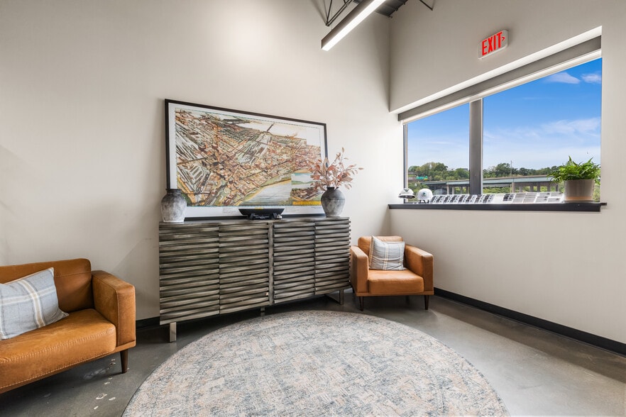 More Photos Of 1215 W 12th St, Kansas City Flex For Lease