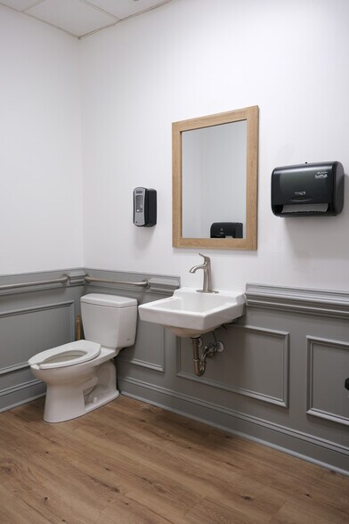 More Photos Of 1990 Augusta St, Greenville Office For Lease