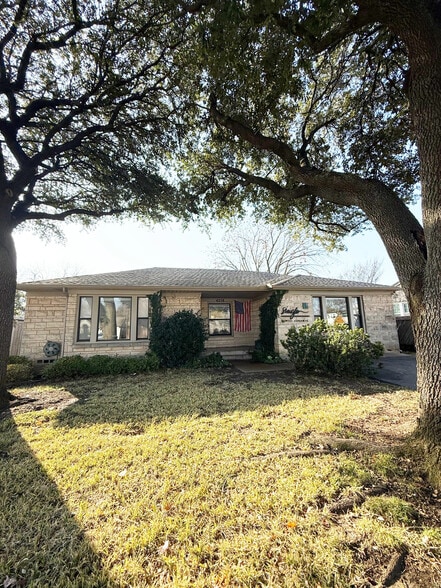 Primary Photo Of 4258 W Lovers Ln, Dallas General Retail For Lease