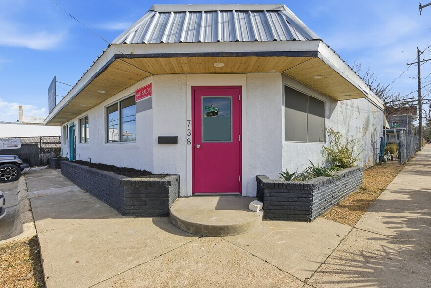 More Photos Of 738 W Davis St, Dallas Medical For Sale