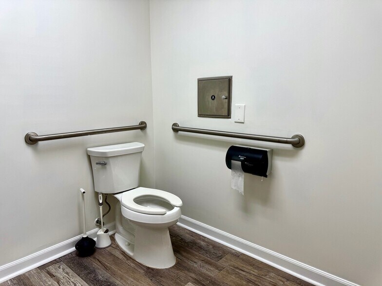 More Photos Of 201-204 Bombay Ln, Roswell Medical For Lease