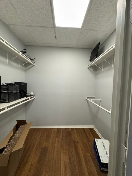 More Photos Of 115 Main st, Italy Office For Sale