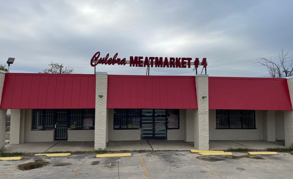 Primary Photo Of 2407 Pinn Rd, San Antonio Supermarket For Sale