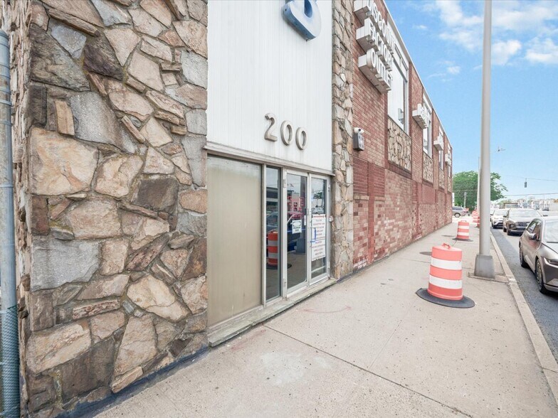 More Photos Of 200 E Sunrise Hwy, Freeport Warehouse For Lease