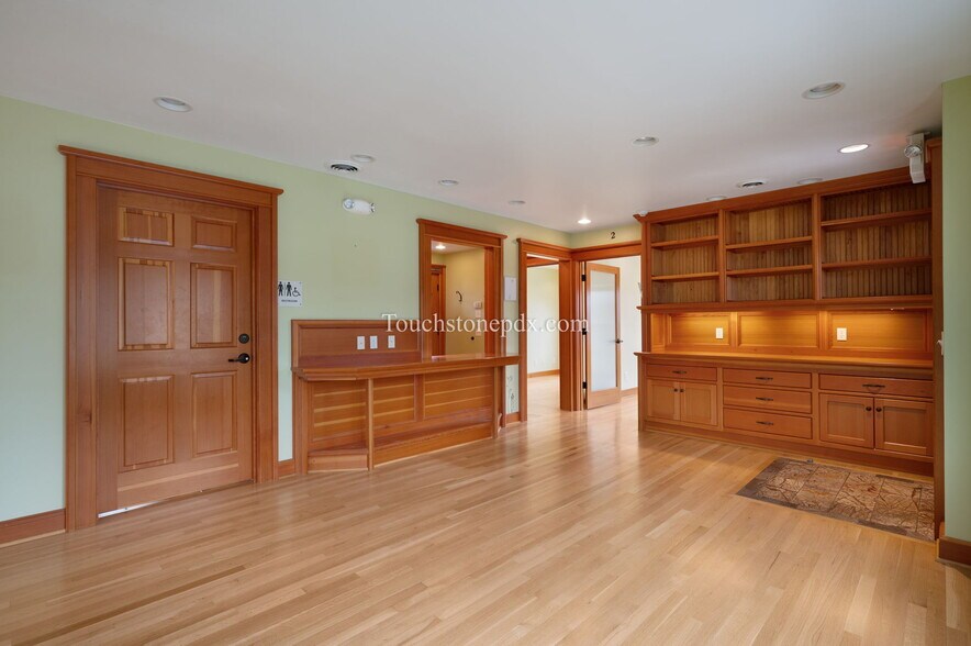 More Photos Of 685 Portland Ave, Gladstone Medical For Lease