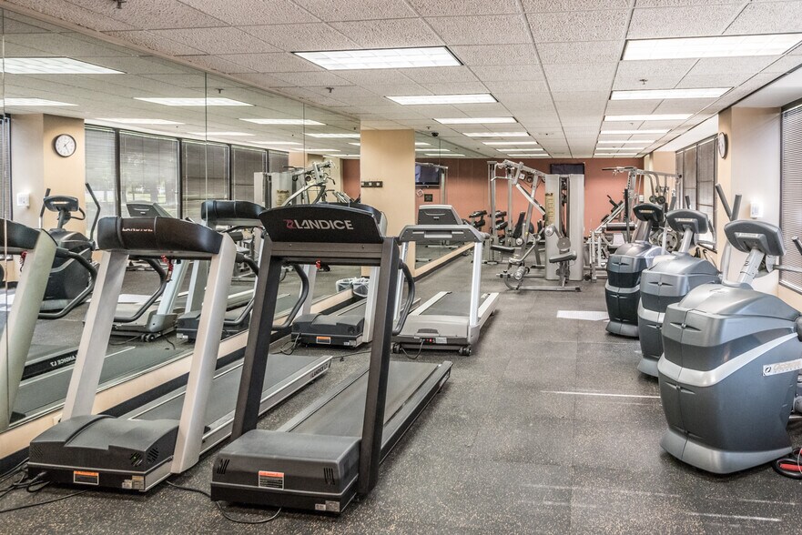 More Photos Of 2650 Thousand Oaks Blvd, Memphis Office For Lease