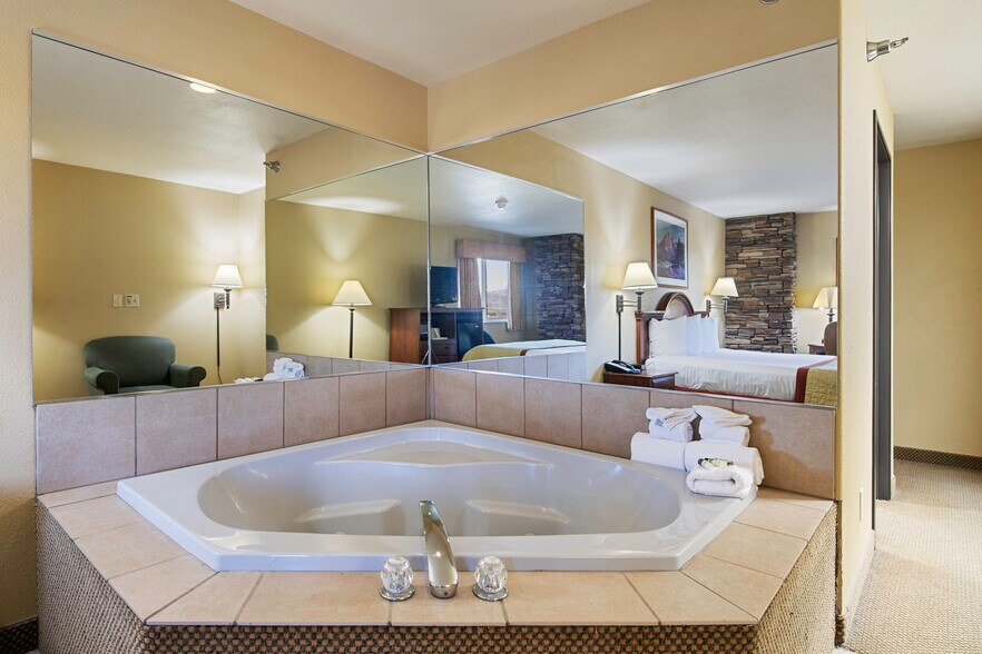 More Photos Of 1424 W Pine St, Pinedale Hotel For Sale