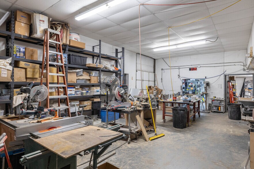 More Photos Of 1060 1st Ave NE, Gravette Industrial For Lease