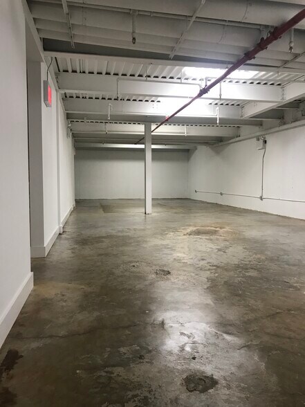 More Photos Of 276 Grand St, Brooklyn Storefront Retail Residential For Lease