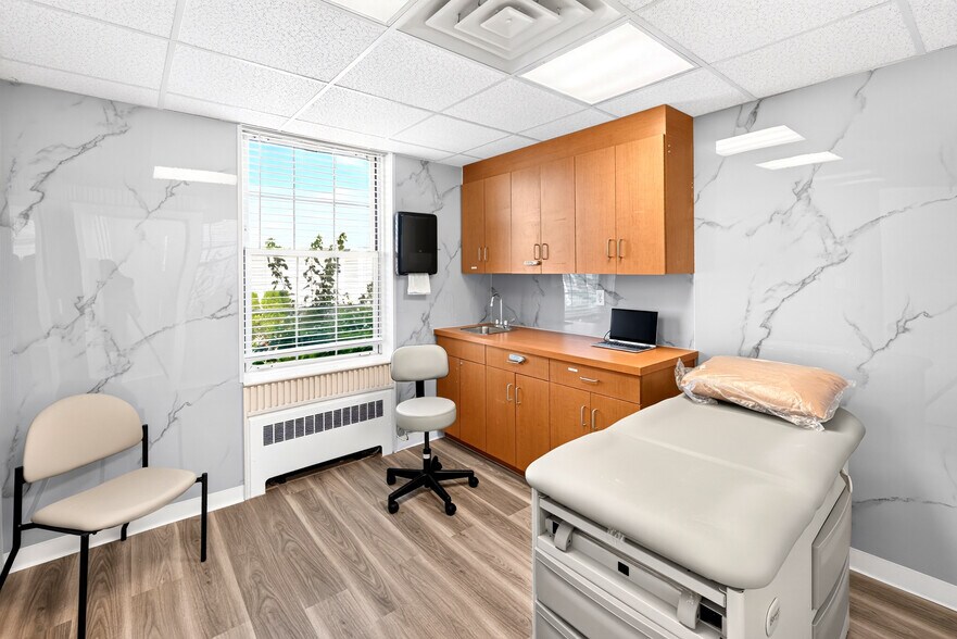 More Photos Of 155 W Merrick Rd, Freeport Medical For Lease