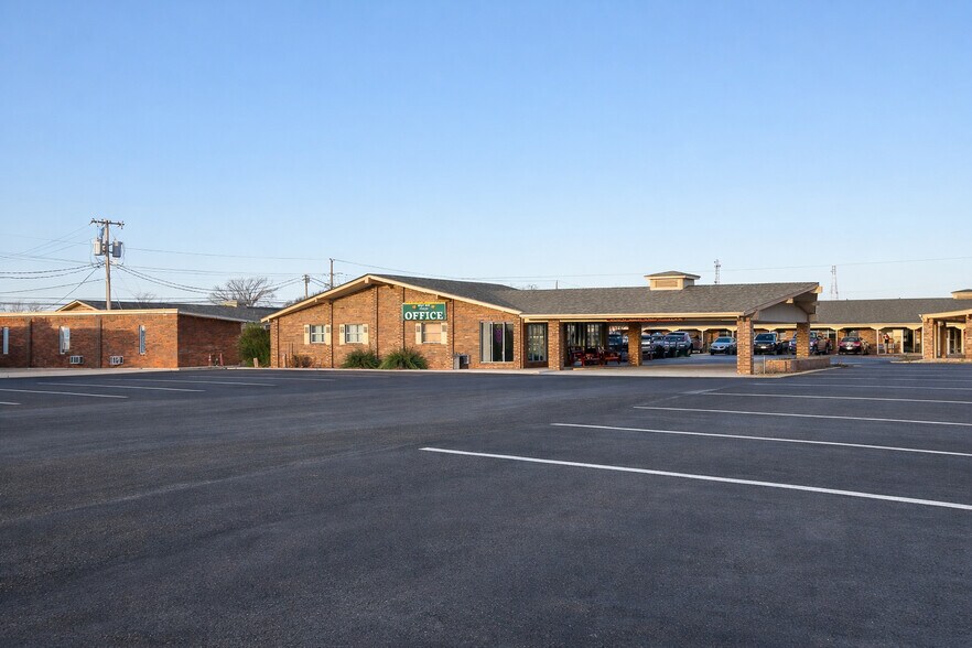 Primary Photo Of 304 College Ave, Levelland Hotel For Sale