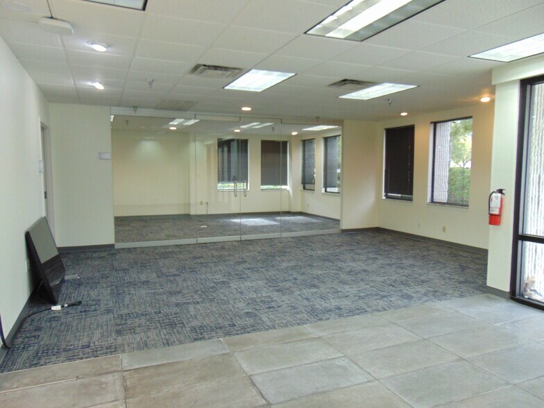 More Photos Of 4913 W Laurel St, Tampa Flex For Lease