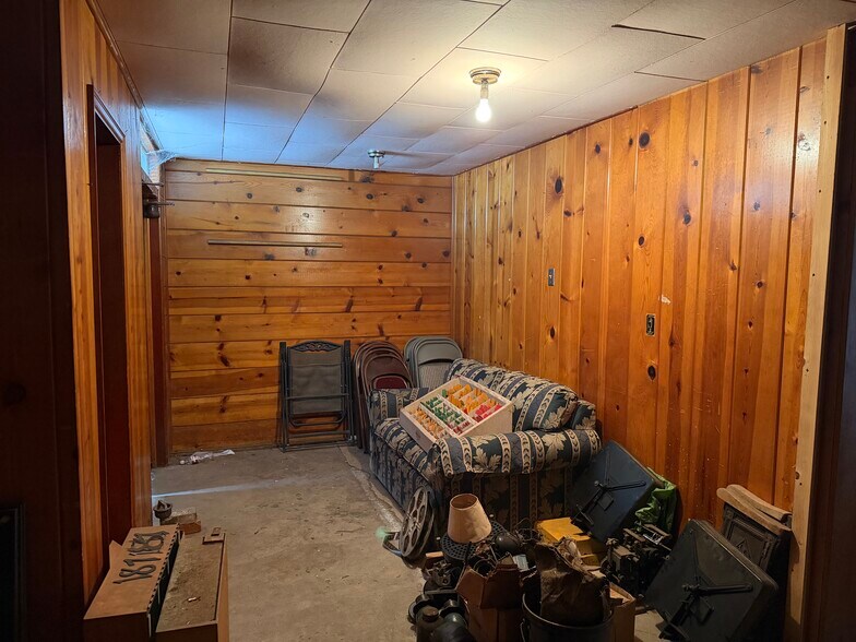 More Photos Of 187 W Oregon Ave, Creswell Flex For Sale