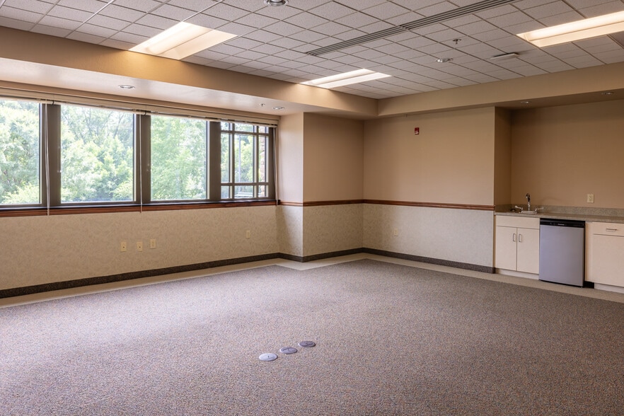 More Photos Of 172 Riverbend St, Waynesville Manufacturing For Lease