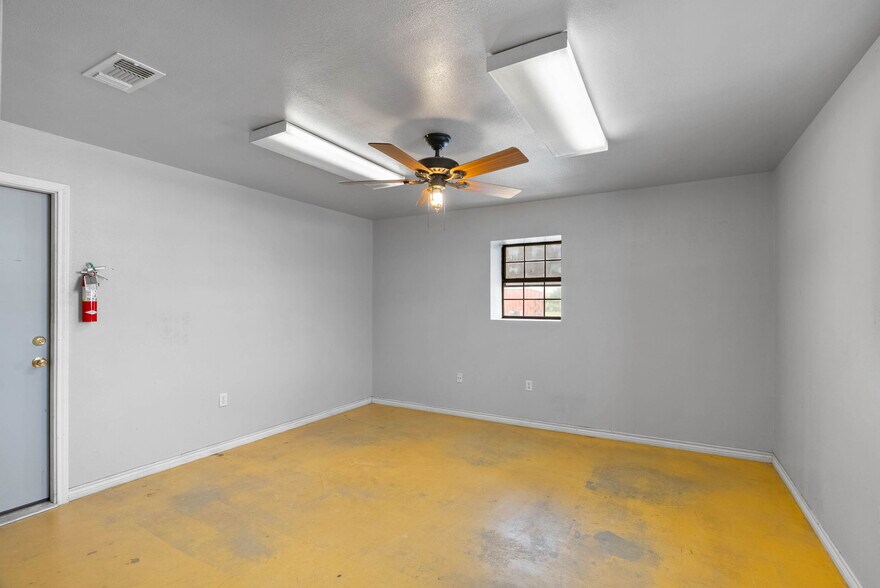 More Photos Of 2404 N US Highway 281, Alice Flex For Lease