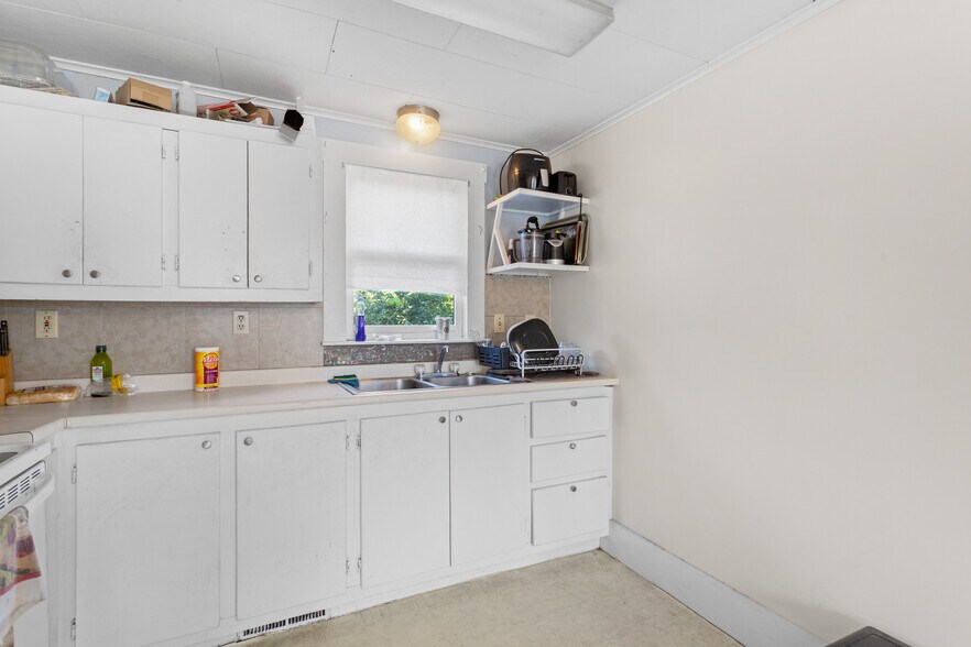 More Photos Of 107 Maple St, Barnstead Restaurant For Sale