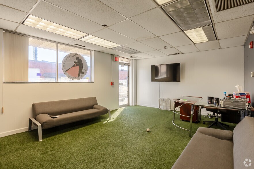 More Photos Of 180 Shepard Ave, Wheeling Warehouse For Lease