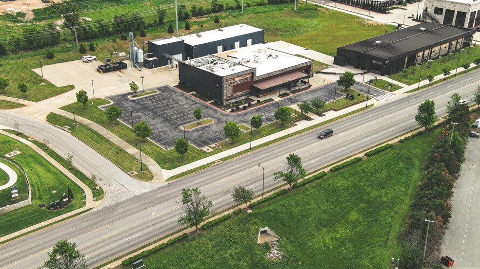 More Photos Of 2121 S Bellview Rd, Rogers Freestanding For Lease