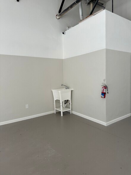 More Photos Of 28631 N Diesel Dr, Bonita Springs Light Manufacturing For Lease