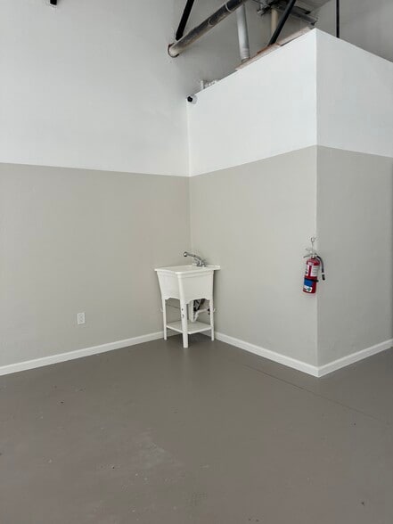 More Photos Of 28631 N Diesel Dr, Bonita Springs Light Manufacturing For Lease