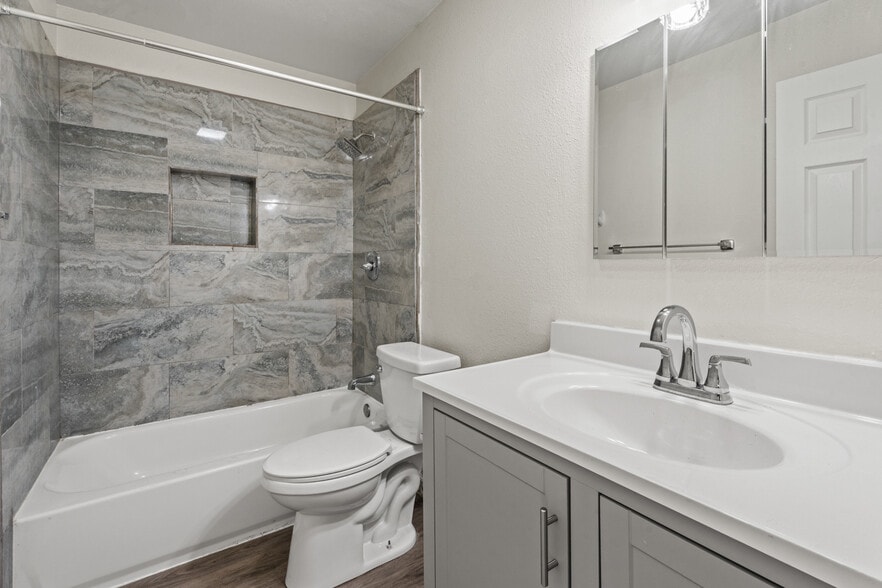 More Photos Of 2020 S Dora St, Ukiah Apartments For Sale