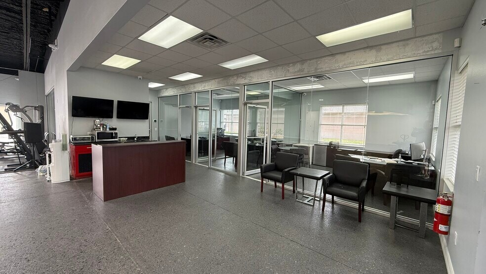 More Photos Of 2840 Manatee Ave E, Bradenton Showroom For Sale