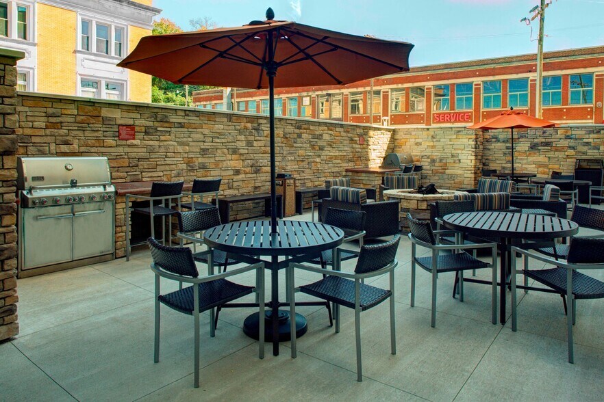 More Photos Of 415 7th St, Parkersburg Hotel For Sale