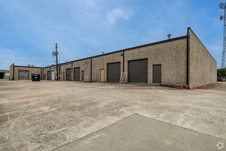 More Photos Of 325 Gold St, Garland Warehouse For Lease