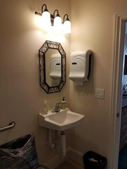 More Photos Of 4652 Lawrenceville Hwy, Lilburn Office Residential For Lease